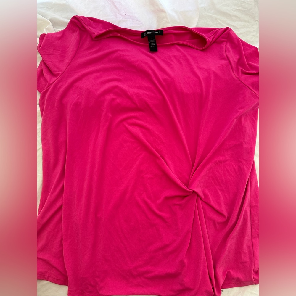 Women’s pink T-shirt with knot at waist